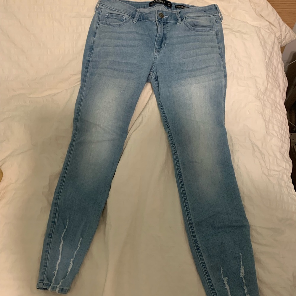 Size 7 (R) Hollister skinny jeans, light wash, distressed